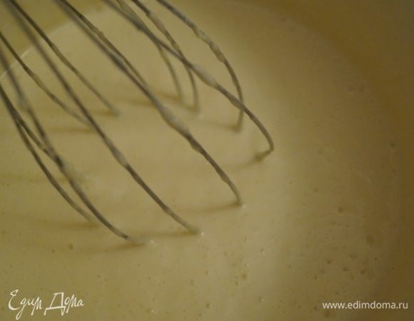 Из ингредиентов замесите тесто средней густоты (сначала к яйцу добавьте сахар, соль, теплое молоко, просеянную муку пшеничную, дрожжи, а в последнюю очередь — масло). Тесто должно медленно стекать с ложки. Лучше пускай будет немного гуще, чем жиже. Дайте тесту подойти минут 30–40 в теплом месте, оно должно увеличиться в два-три раза.