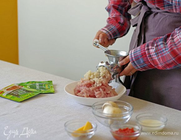 Перекрутите на мясорубке куриное филе и луковицу.