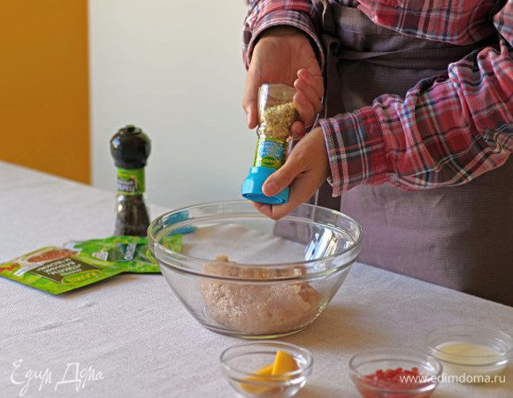 Добавьте морскую соль и черный молотый перец Kamis. Перемешайте.