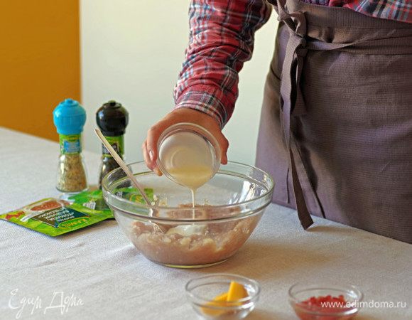 Добавьте в фарш йогурт.