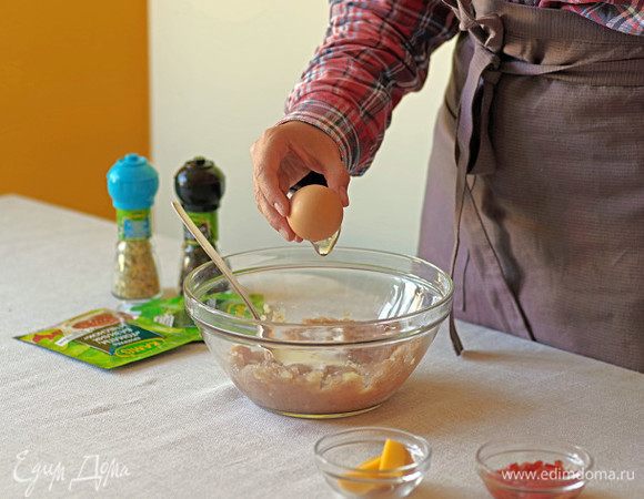 Далее добавьте яйцо.