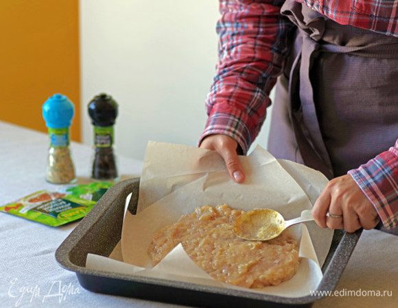 Перемешайте и выложите на противень, выстеленный пергаментом, придав форму круглой лепешки 0,8 см толщиной.