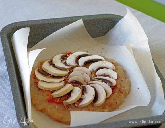 Выложите сверху начинку: тонко нарезанные шампиньоны, натертый сыр и колечки лука-порея.