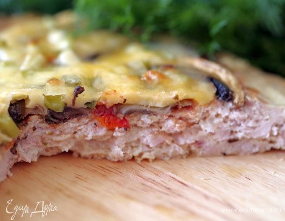 Выпекайте «пиццу» в течение 20–25 минут при 180°C. Приятного аппетита!