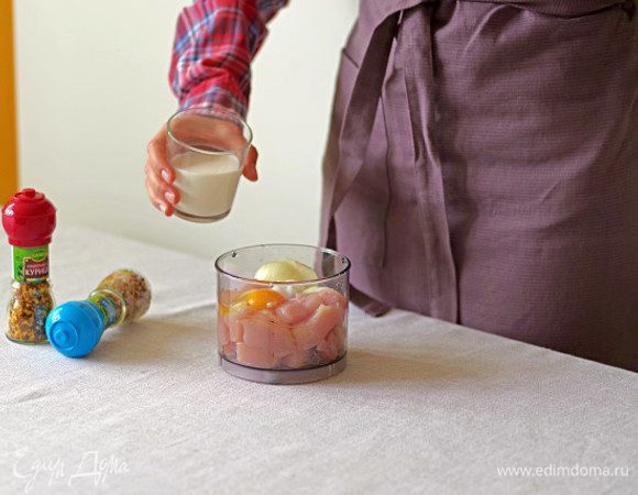 Нарежьте филе и лук, выложить в блендер.