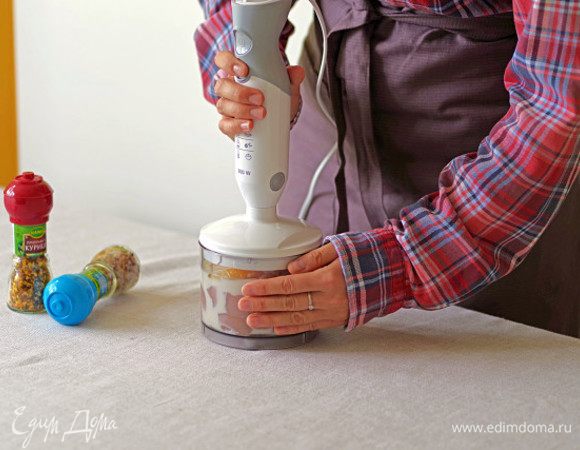 Измельчите вместе с яйцом и молоком.