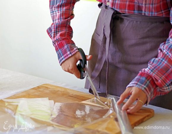 Нарежьте пакеты для запекания квадратами примерно 20 на 20 см.