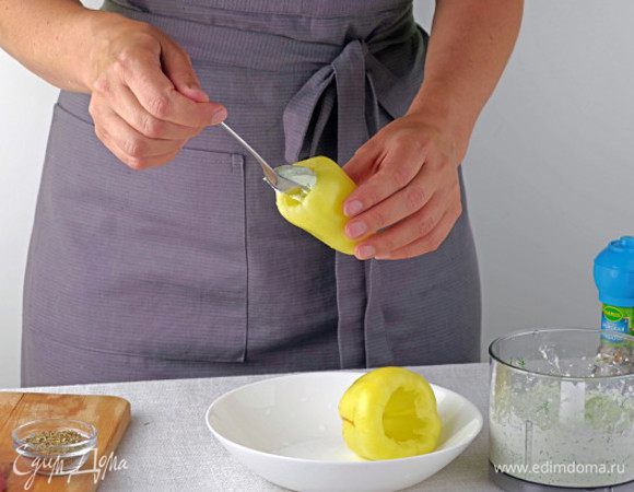 Измельчите в блендере брынзу, свежую зелень и чеснок. Начините сырной смесью очищенные от семечек перцы.