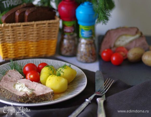 Натрите мясо морской солью с травами, приправой к мясу и прованскими травами Kamis. Запеките рулет в духовке в течение 40 минут при 200°C. Подавайте говядину горячей или холодной, с картофелем и свежими овощами. Приятного аппетита!