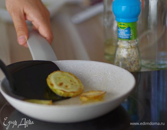 Очистите кабачки, нарежьте кружочками и обжарьте на растительном масле с двух сторон до готовности.