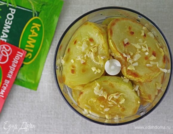 Выложите кабачки в блендер, добавьте измельченный чеснок и дайте остыть.