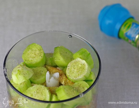 Добавьте в чашу блендера нарезанный огурец, очищенный от кожицы.