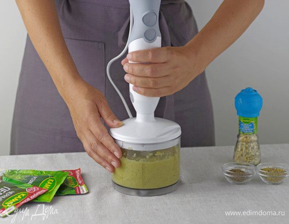 Взбейте кабачки с огурцом, чесноком, морской солью, перцем черным молотым, розмарином и базиликом Kamis.