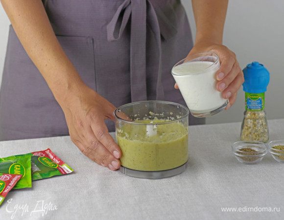 Добавьте к овощной смеси кефир, 50 мл ледяной воды и украсьте веточками укропа.