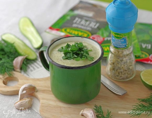 Для большей сытности и аромата можно добавить в холодный суп нарезанную кубиками салями. Приятного аппетита!