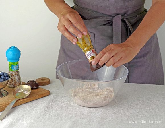 Разотрите творог с сахаром, добавьте манную крупу, желатин, приправу к выпечке и десертам Kamis и хорошо перемешайте.