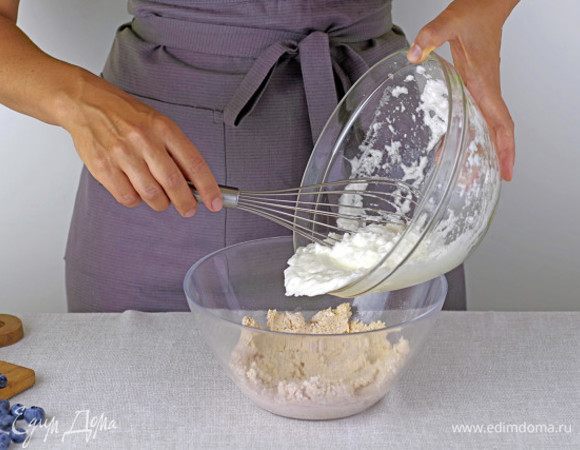 Отделите белки от желтков и взбейте белки с 1 щепоткой морской соли до устойчивой пены. Аккуратно соедините белки с творожной массой.