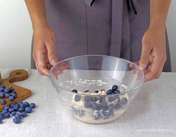Добавьте в смесь вымытую и хорошо просушенную голубику.