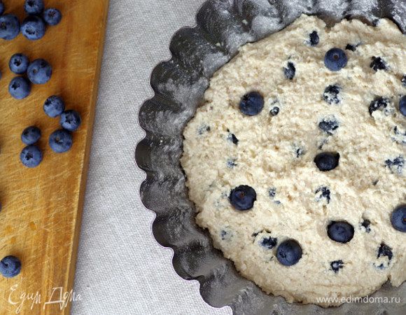 Смажьте сливочным маслом форму для выпечки и выложите в нее творожную массу.