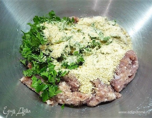 Приготовим фрикадельки. В глубокую чашку выкладываем фарш, добавляем яйца, мелкорубленую зелень петрушки, мелкорубленый зубчик чеснока, панировочные сухари, перемешиваем.