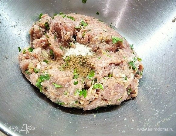 Добавляем кардамон, мускатный орех, солим и перчим по вкусу.