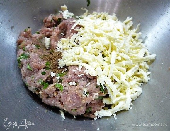 Добавляем к фаршу натертый на крупной терке сыр, еще раз хорошо перемешиваем.
