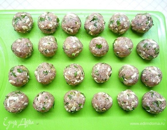 Формируем небольшие фрикадельки и убираем в сторону.
