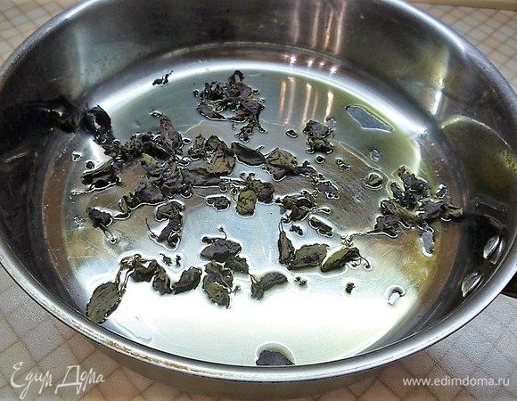 Приготовим томатный соус. В сковороде разогреваем оливковое масло, насыпаем базилик и обжариваем на медленном огне 1 минуту.