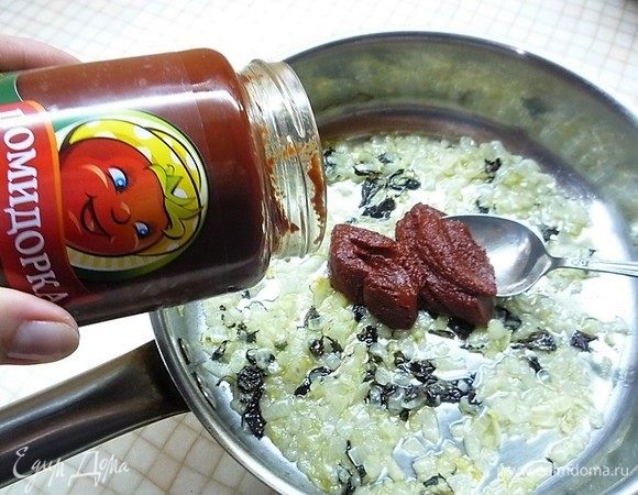 Добавляем томатную пасту ТМ «Помидорка».