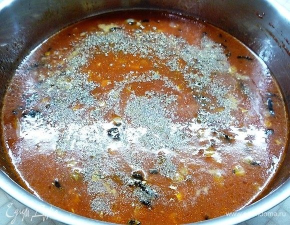 Вливаем 300 мл воды, солим и перчим по вкусу, добавляем смесь итальянских трав, перемешиваем и возвращаем на плиту. Варим соус на медленном огне 7–10 минут. За это время вода выпарится, и соус станет немножко гуще.