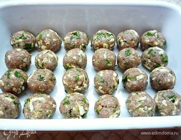 Фрикадельки выкладываем в форму для запекания.