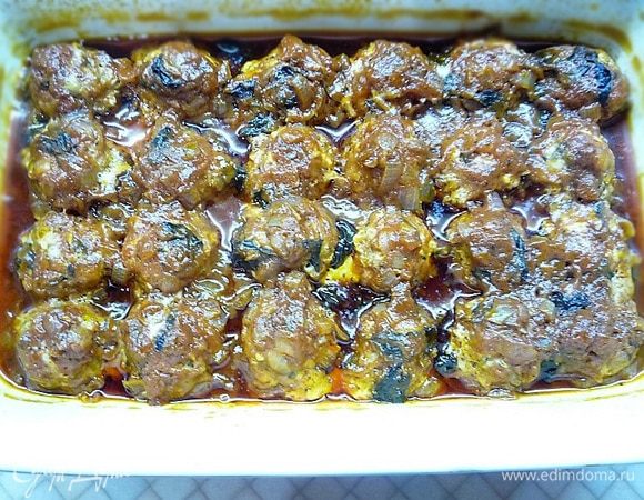 Ставим фрикадельки в духовку и запекаем при температуре 170°C 35–40 минут.