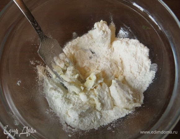 Сахар перемалываем в пудру или берем готовую. Взбиваем сахарную пудру с маслом. Добавляем эссенцию.