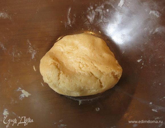 Добавляем муку, соду, быстро замешиваем тесто, ставим в холодильник на час.