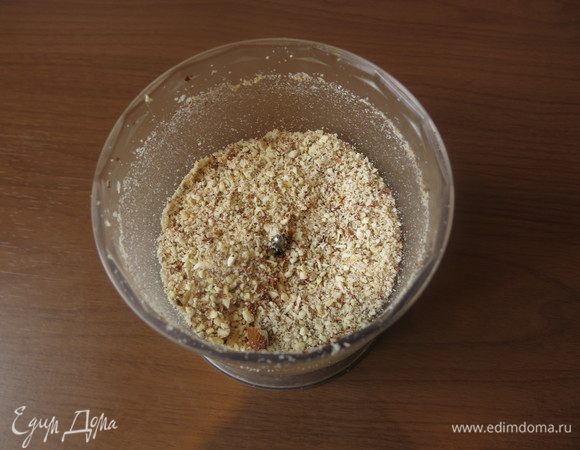 Перемалываем миндаль просушенный.