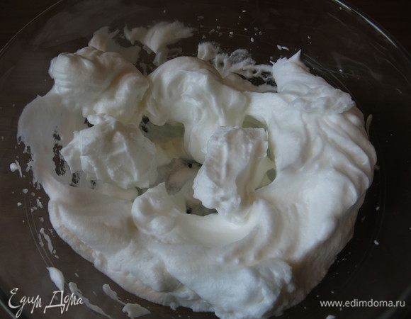 Взбиваем белок.