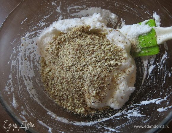 Добавляем сахар к белкам, перемешиваем. Добавляем орехи.