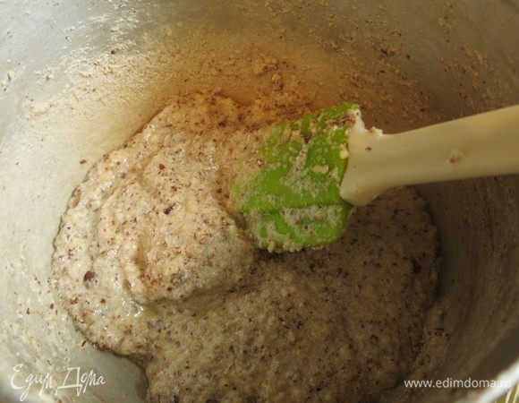 Ставим на огонь, мешаем, варим до загустения. Даем остыть, кладем муку.