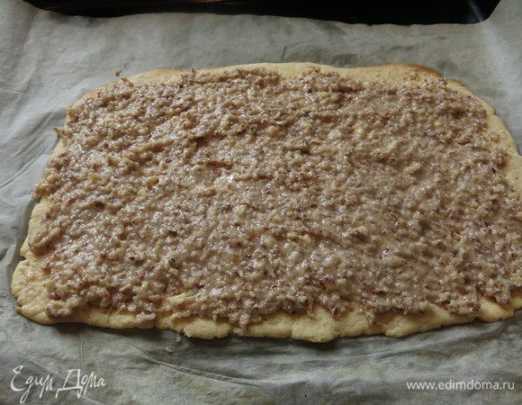 Раскладываем массу на тесто, оставляем на час.