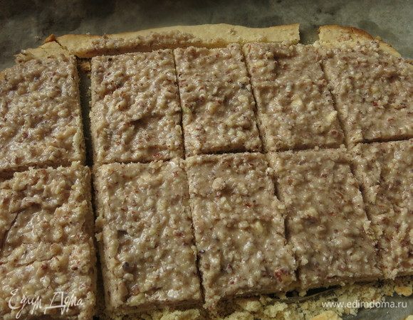 Нарезаем порционно и выпекаем при 150–160°C 20–25 минут.