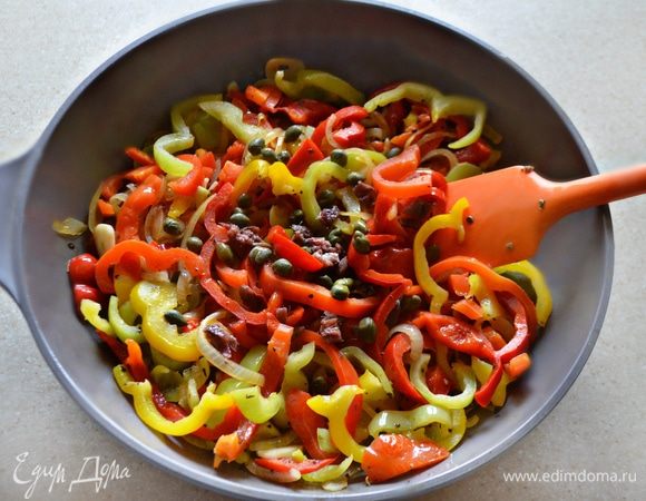 После чего поместите в сковороду с перцами мелко порезанные анчоусы и 2 ст. л. каперсов, перемешайте.