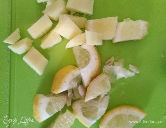 Имбирь почистить и нарезать кубиками. Лимон хорошо вымыть и нарезать вместе с кожурой. Сложить все в термос.