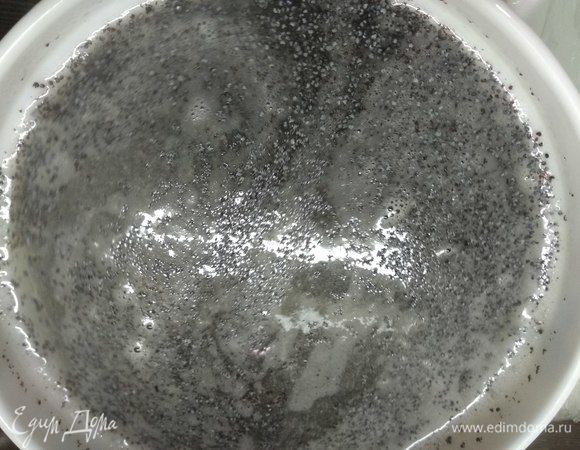 Для начала мак нужно залить кипятком (так, чтобы вода покрывала его) и поставить остывать.