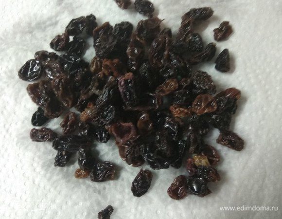 Изюм залить холодной водой для набухания.