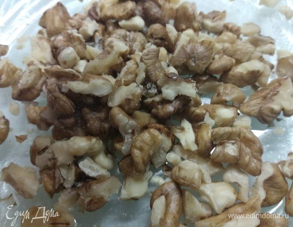 Грецкие орехи крупно порубить.