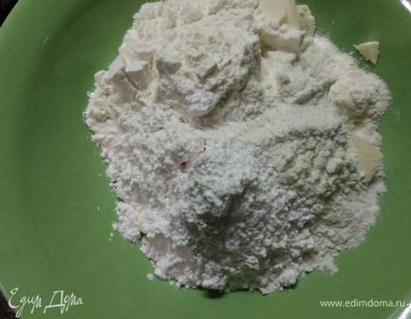 Теперь тесто. Холодное сливочное масло порубить, добавить пудру, муку, желток и быстро замесить тесто.