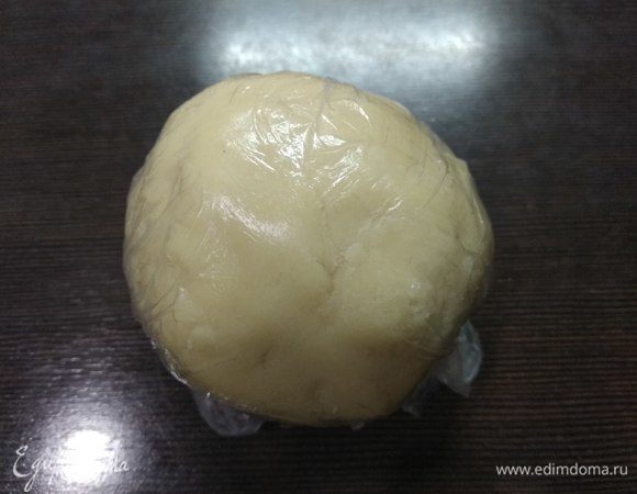 Обернуть его пленкой и положить в холодильник на время, пока готовим начинку.