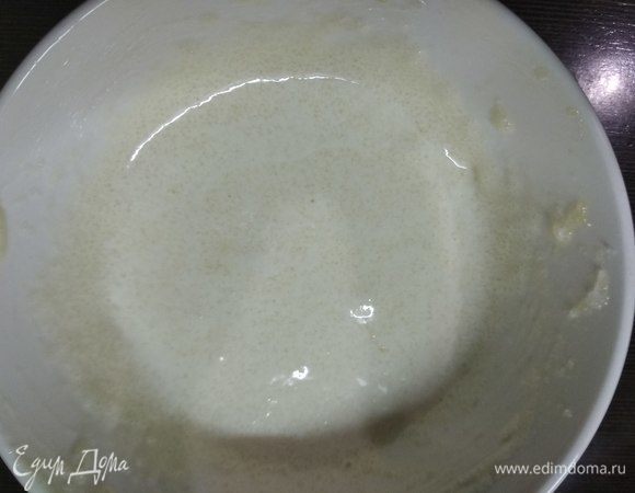 Для маковой массы отделить желтки от белков. Желтки растереть с сахаром до получения пушистой массы.