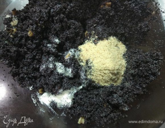 Мак процедить от лишней воды, измельчить блендером до однородности, добавить желтки, изюм, рубленые орехи, сухари, эссенцию миндаля. Тщательно перемешать. Отставить на время.