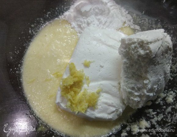 Для творожной массы отделить желтки от белков. Сливочное масло комнатной температуры растереть с сахаром и яичными желтками до получения пушистой массы. Добавить творог, крахмал, цедру лимона. Тщательно взбить до однородности.
